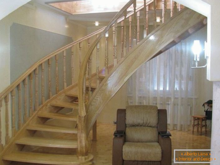 Elégant escalier au design original. Le design de l'escalier est en chêne noble clair.