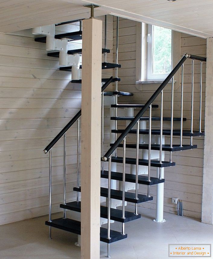 La version optimale d'un élégant escalier modulaire pour une maison en bois clair.