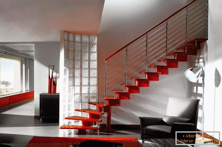 Un exemple élégant de volée d'escalier pour l'intérieur de la maison dans le style high-tech. Si vous le souhaitez, vous pouvez placer un autre support au milieu de la période.