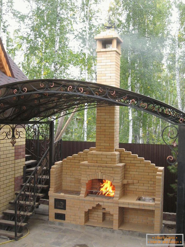 Simple à exécuter, un élégant four-cheminée dans une maison de banlieue près de Moscou. 