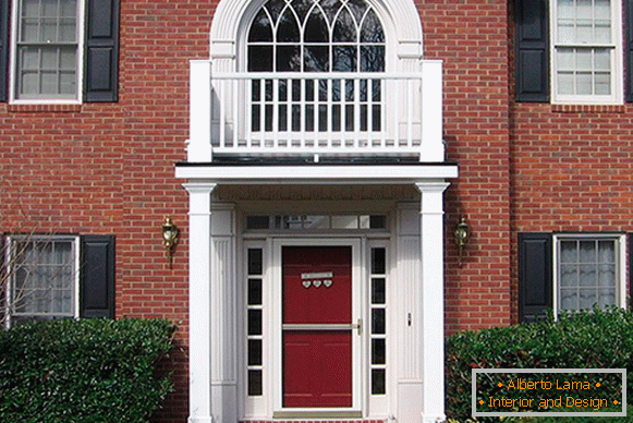 Stuc blanc contre la façade en briques rouges