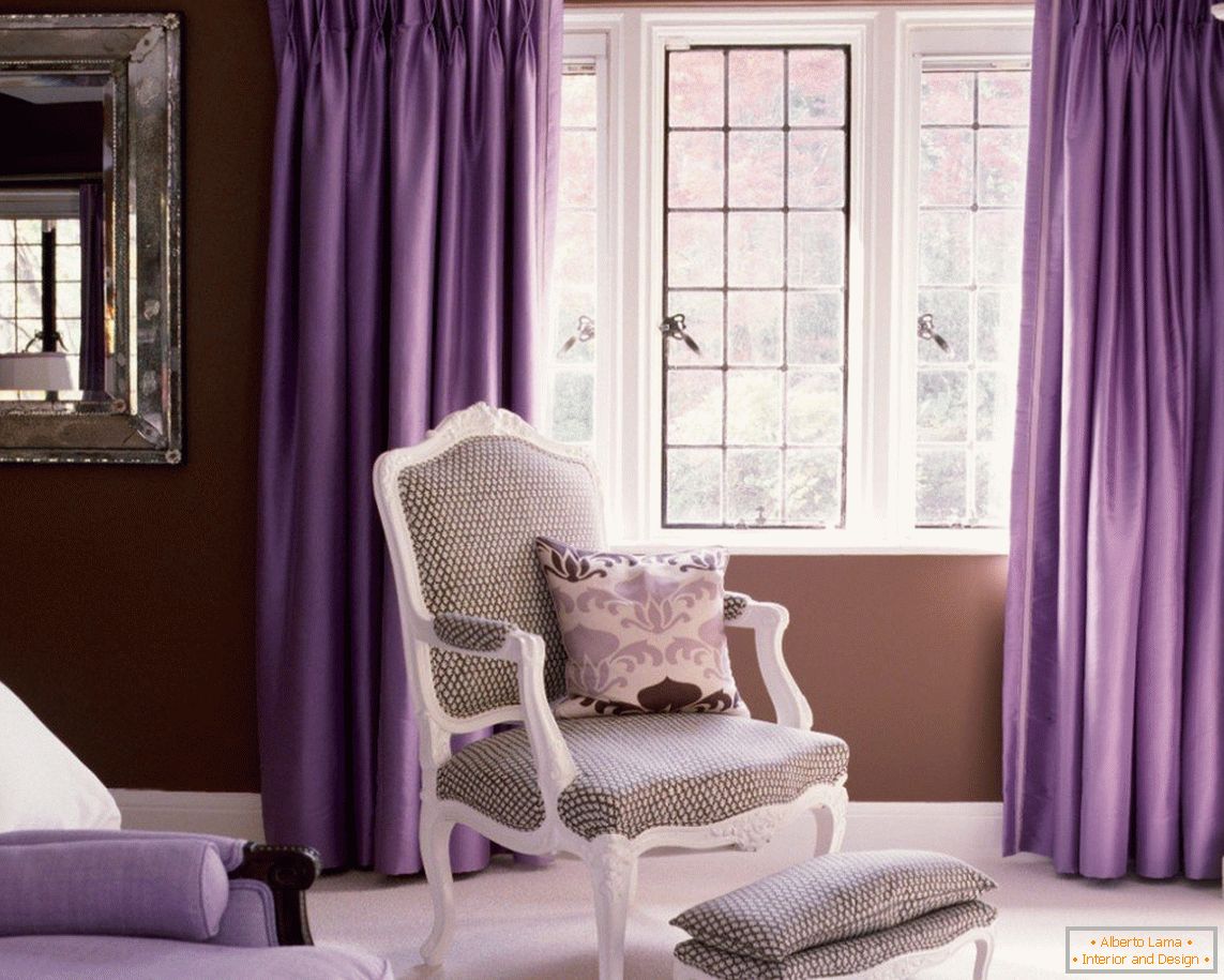 Rideaux violets sur la fenêtre