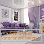 Salon avec un canapé violet