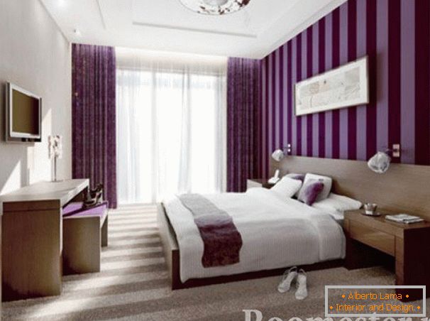 Chambre à coucher avec papier peint à rayures violettes