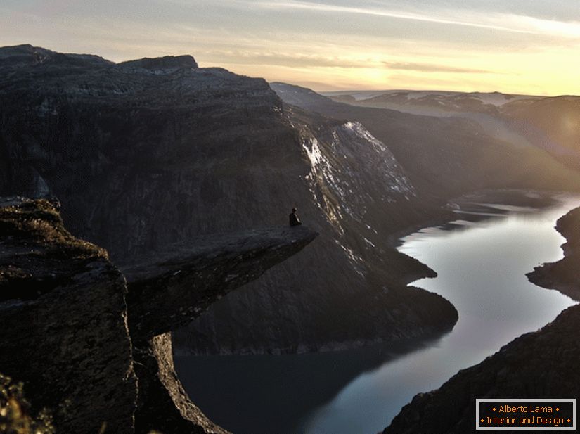 Photo de la falaise de Trolltunga du photographe Victor Gan