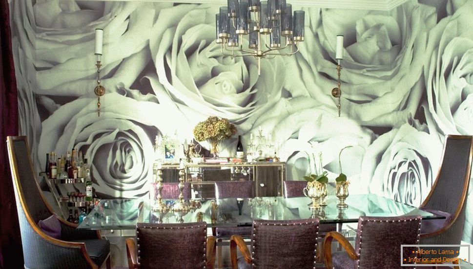 Mur de décor avec des roses dans la salle à manger