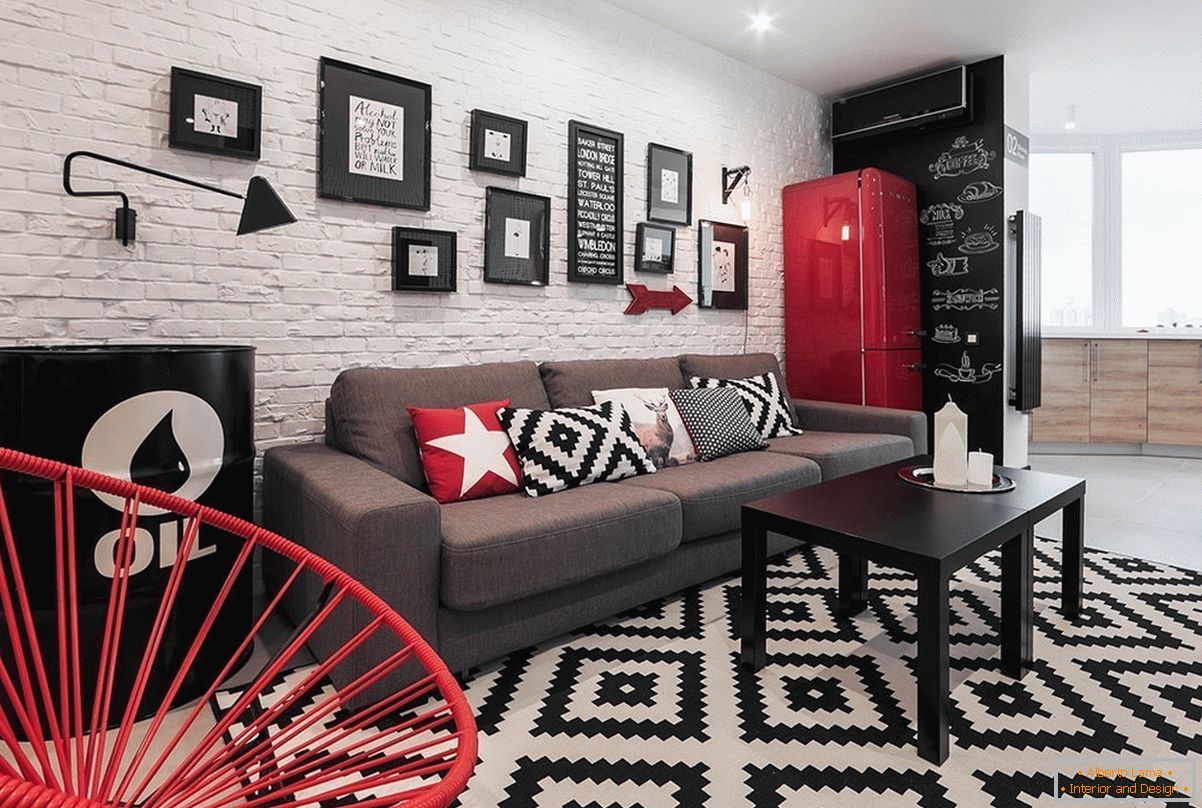 Éléments de décor rouge dans un studio noir et blanc