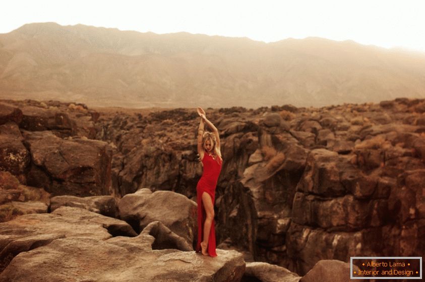 Hannah Kirkelie dans une séance photo sexuelle dans le désert