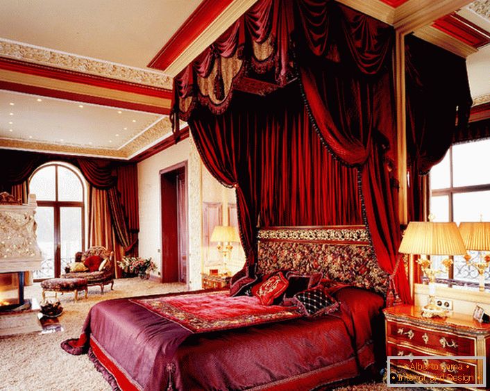 La verrière écarlate massive et massive s'intègre parfaitement dans l'image globale de l'intérieur. Combinaison intéressante de canopée sur le lit et les rideaux.
