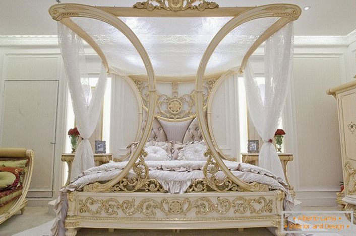 Un auvent luxueux dans la chambre à coucher de style baroque. Excellent projet de design pour une chambre familiale.