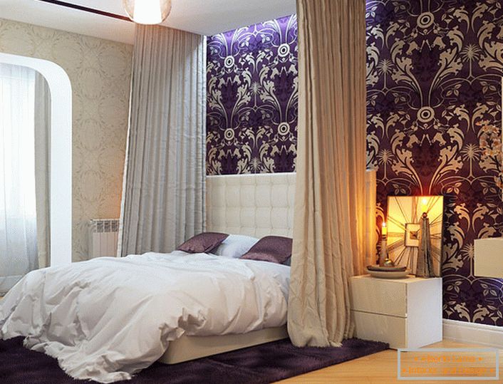 Baldahin, monté dans le plafond, parfaitement combiné avec un lit strict dans le style Art Nouveau.