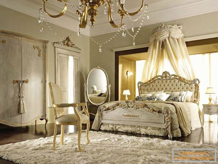 Baldakhin au-dessus du lit a été enlevé derrière la tête de lit. Les tons beiges doux se fondent avec les éléments dorés du décor.