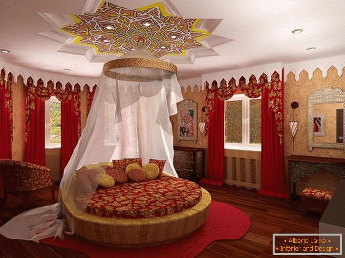 Au centre de la composition se trouve un lit rond sous la canopée. L'attention attire le plafond, qui est intéressant décoré sur le lit.