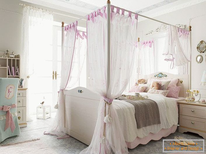 Design d'intérieur délicat dans la chambre d'une jeune femme. Une canopée semi-transparente pendant le sommeil diurne atténuera la lumière du soleil.