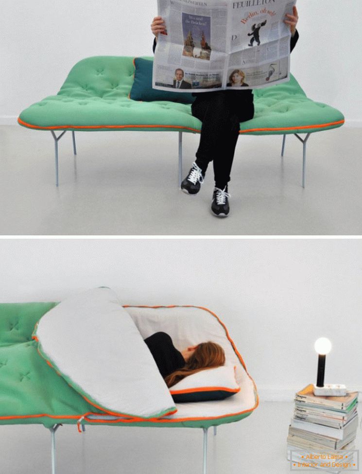 Canapé-lit dans une petite chambre