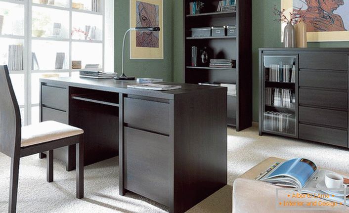 Bureau exquis est favorablement décoré avec des meubles de cabinet. Les nuances de meubles correctement choisies se fondent harmonieusement dans l’image globale de l’intérieur.