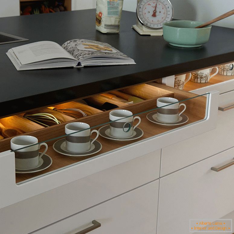 Table avec tiroirs intégrés dans la petite cuisine