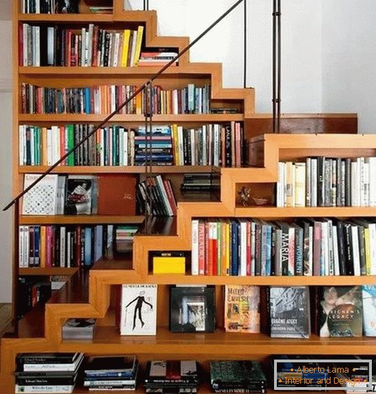 Bibliothèque sous les escaliers dans une maison privée Photo