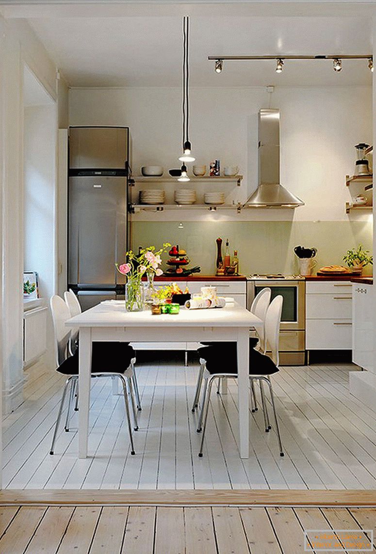 rétro-blanc-design-pour-un-petit-cuisine-plus-éclairage sur rail-aussi-noir-diner-chaise-coussins-design