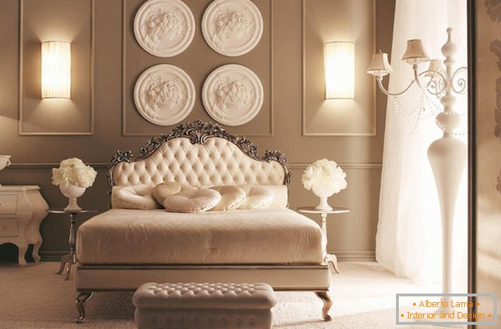 En tête du lit, le mur est décoré avec une composition de stuc design. Décoration de chambre exquise dans le style Art déco.