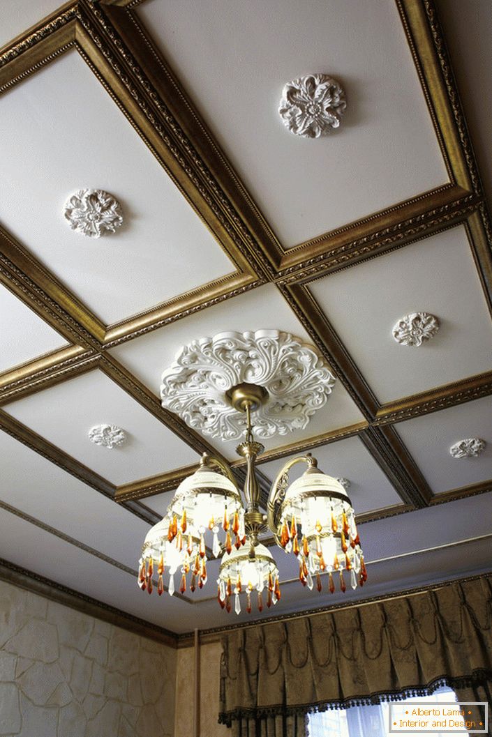 Collage de stuc - une des décorations les plus populaires des plafonds de la salle, décorée dans un style Empire, baroque ou Art déco.