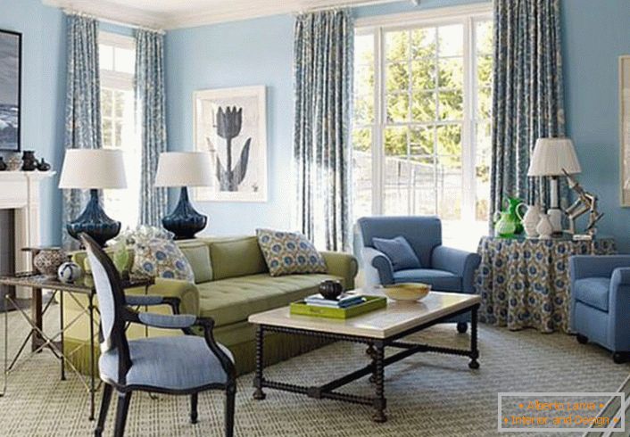 Un imprimé intéressant sur les oreillers, les rideaux et les nappes définit le style du pays français. La chambre est décorée dans une couleur crème et bleue délicate.