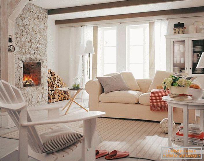 Un salon confortable dans un style campagnard pour une petite maison de campagne.