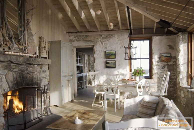 pays-rustique-ferme-décor-salon-blanc-lave-murs-cheminée-pierre-chalet-neutre-beige crème