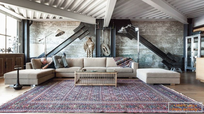 Utilisez le tapis dans le loft de style lounge