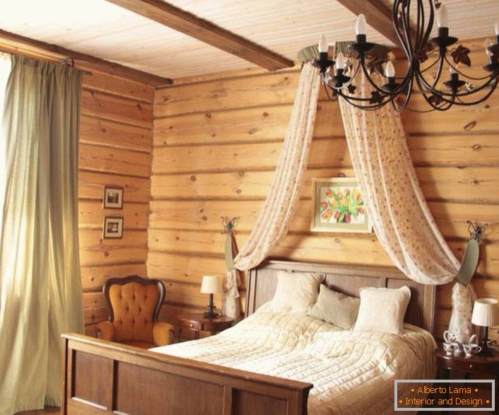 Baldachin au-dessus du lit dans la chambre à coucher dans un style rustique.