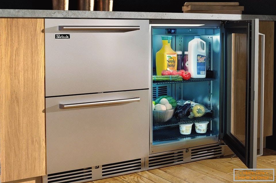 Réfrigérateur sous la zone de travail dans la cuisine