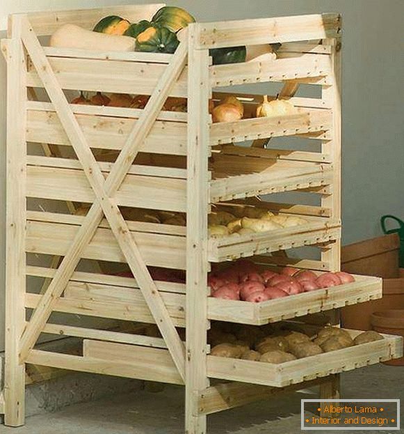 Étagère en bois pour stocker les légumes dans le garde-manger