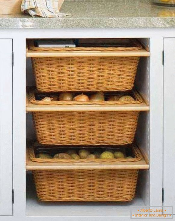 Stockage de légumes et de fruits dans la cuisine dans des paniers