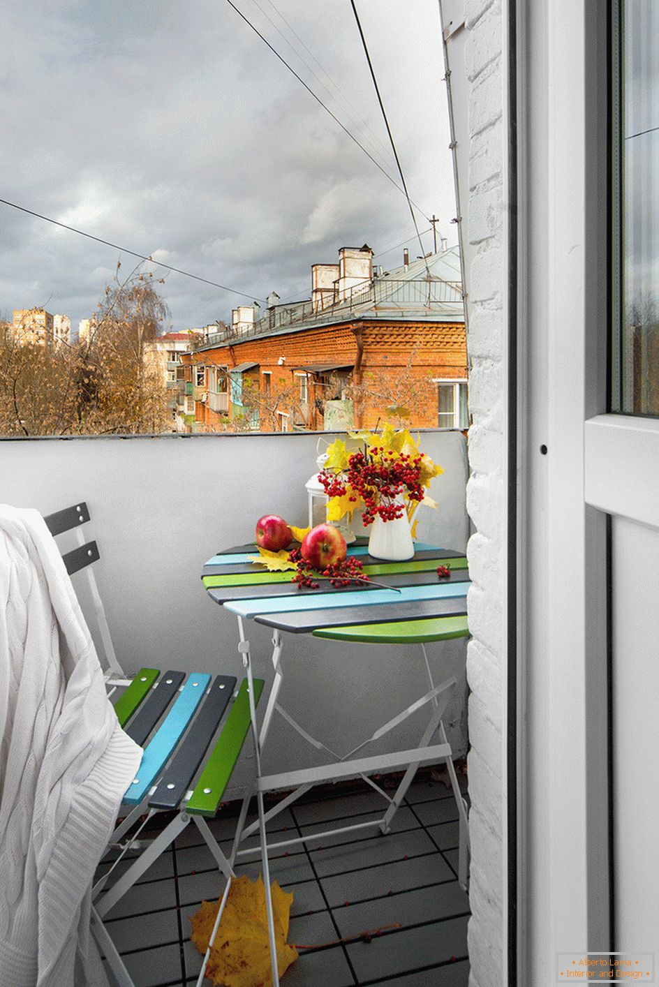 Table et chaise sur le balcon