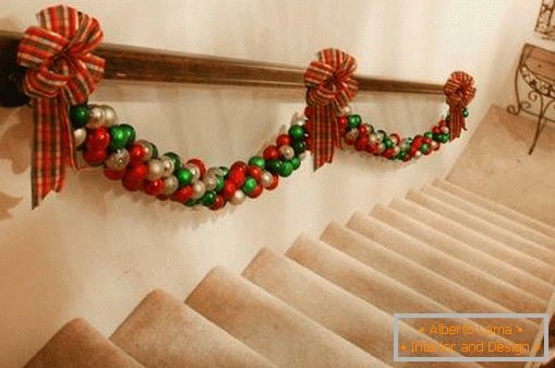 Nous décorons les escaliers pour la nouvelle année