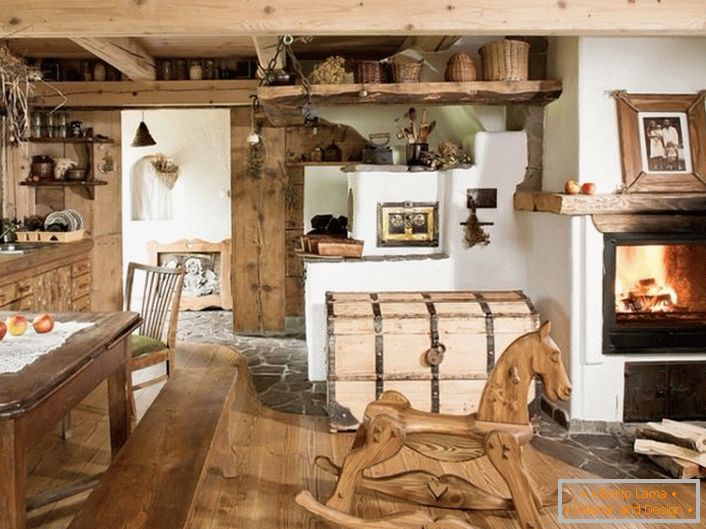 Les meubles en bois massif, un grand four-cheminée, même les plats correspondent au style.