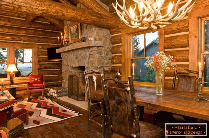 Un design élégant d'un pavillon de chasse dans un style rustique crée une atmosphère de confort à la maison.