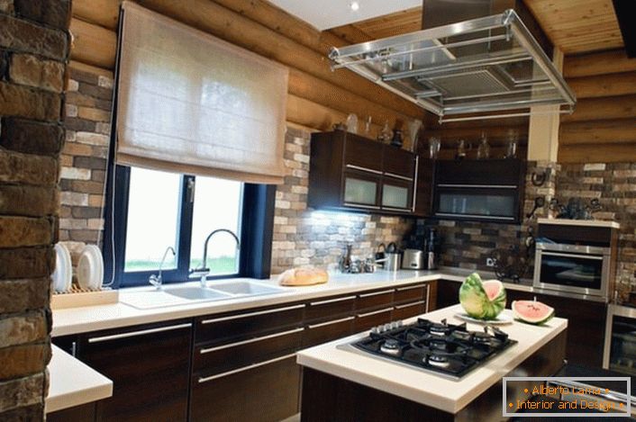 La finition faite de briques ressemble organiquement au fond du cadre en bois. Une combinaison exclusive avec des meubles et des appareils modernes est une solution avantageuse pour décorer la cuisine d'une maison de village.