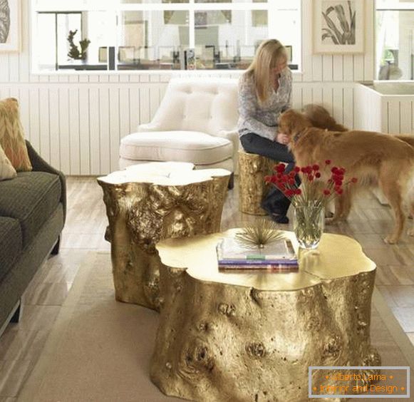 Stump plaqué or dans le salon