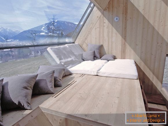 Aire de repos sur le rebord de la petite maison Ufogel en Autriche