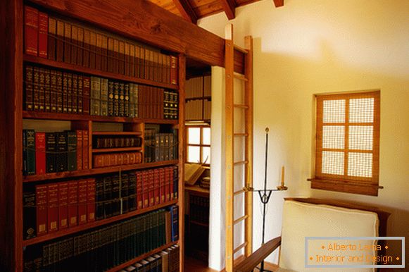 Bibliothèque dans un petit chalet Innermost House en Californie du Nord