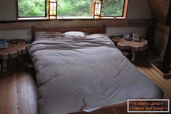 Chambre d'un petit chalet en forêt au Japon
