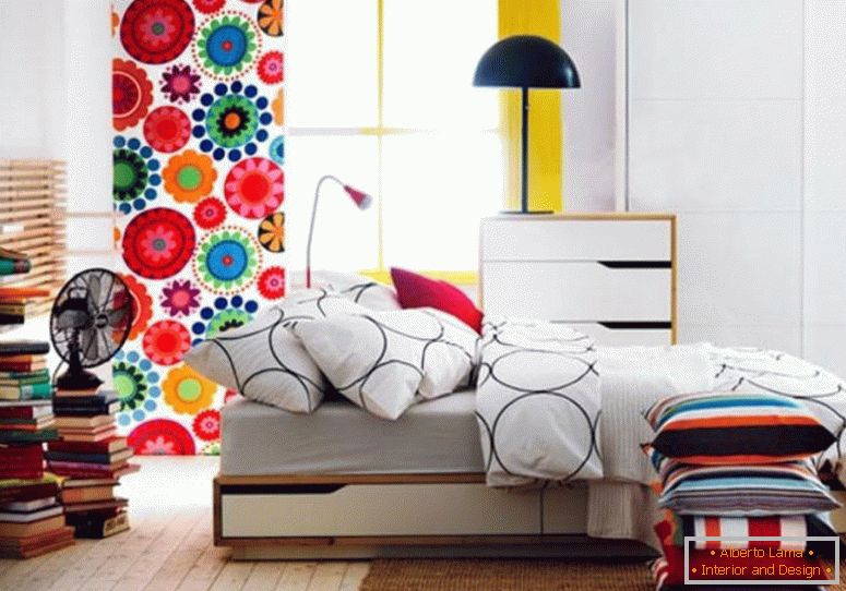 chambre-design-idées-petit-appartement-ensemble-lit-meubles-ikea-chambre-dessins-avec-bois-un-et-un-rideau-qui-a-un-beau-motif floral