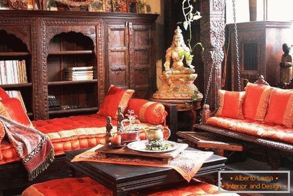 Style indien à l'intérieur avec des meubles et des textiles originaux