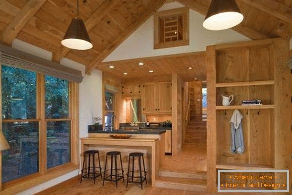 L'intérieur de la maison en bois du bois à l'intérieur - la photo de la cuisine du salon
