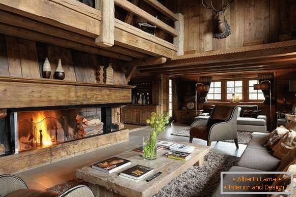 Finition de luxe d'une maison en bois à l'intérieur dans l'esprit d'un chalet