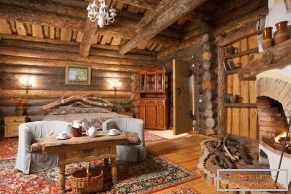 Intérieur d'une maison en bois à partir de rondins à l'intérieur - photos de style russe