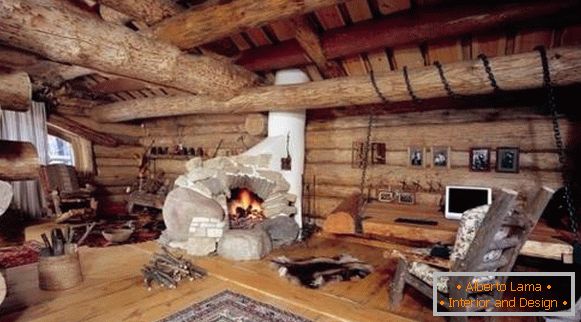 Maison en bois à l'intérieur dans un style campagnard avec une cheminée