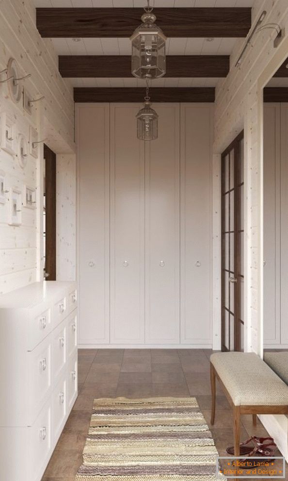 Hall blanc dans une maison en bois