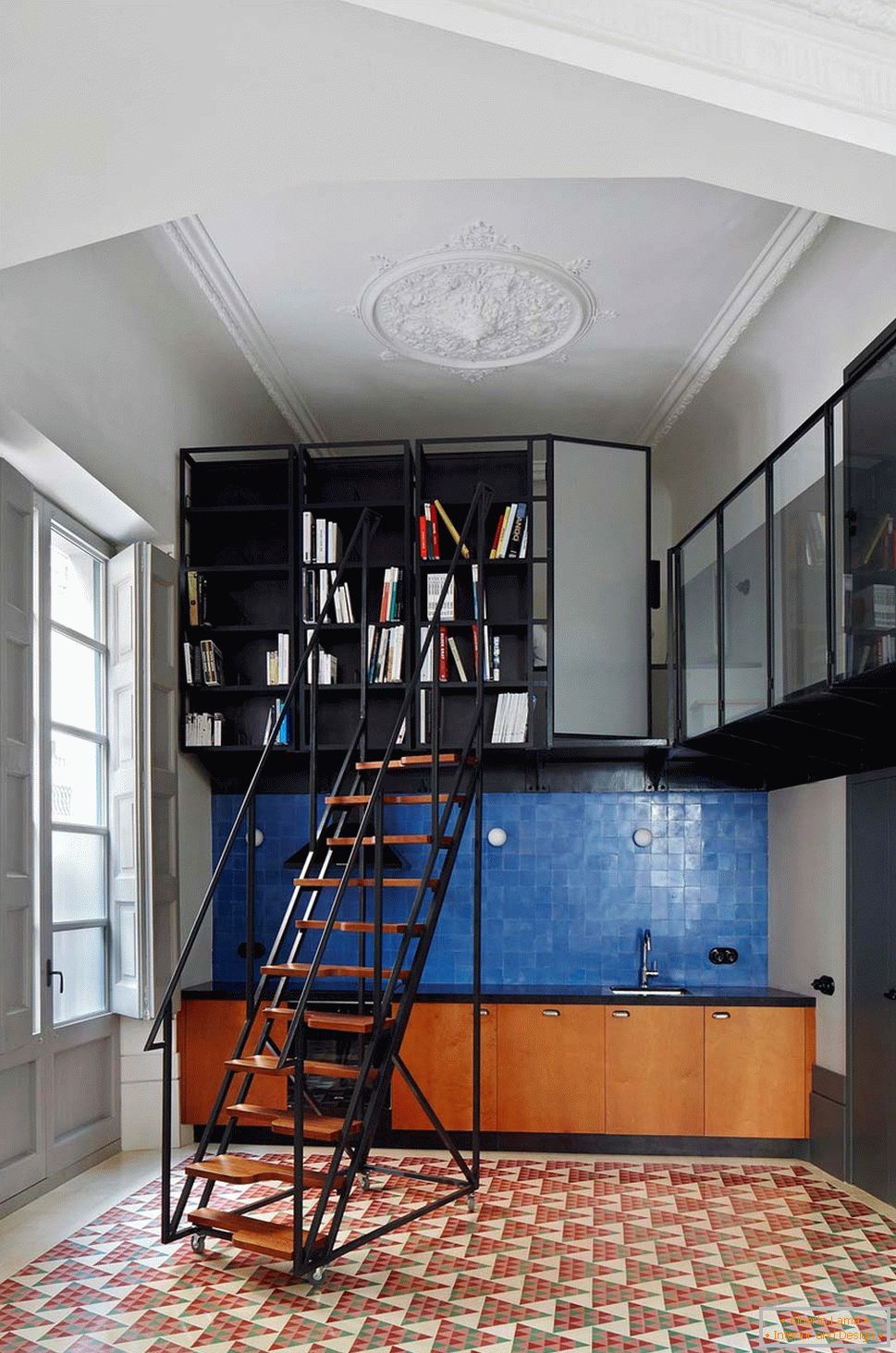Bibliothèque à l'intérieur d'un petit appartement à deux niveaux